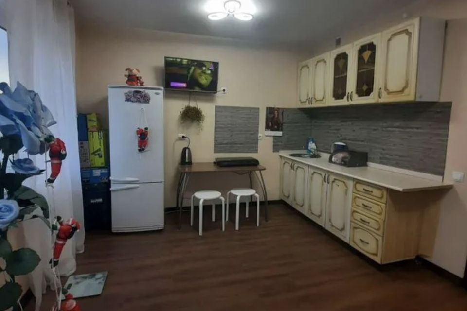 Уютная квартира с видом на улицу,рядом школа и детский сад..