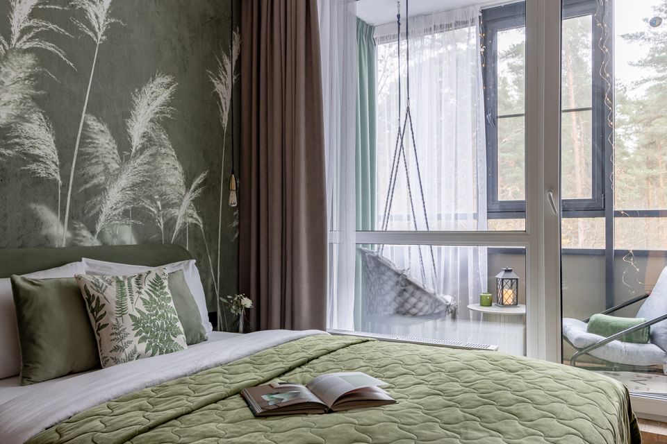 Дизайнерская студия с качелью с видом на сосны 