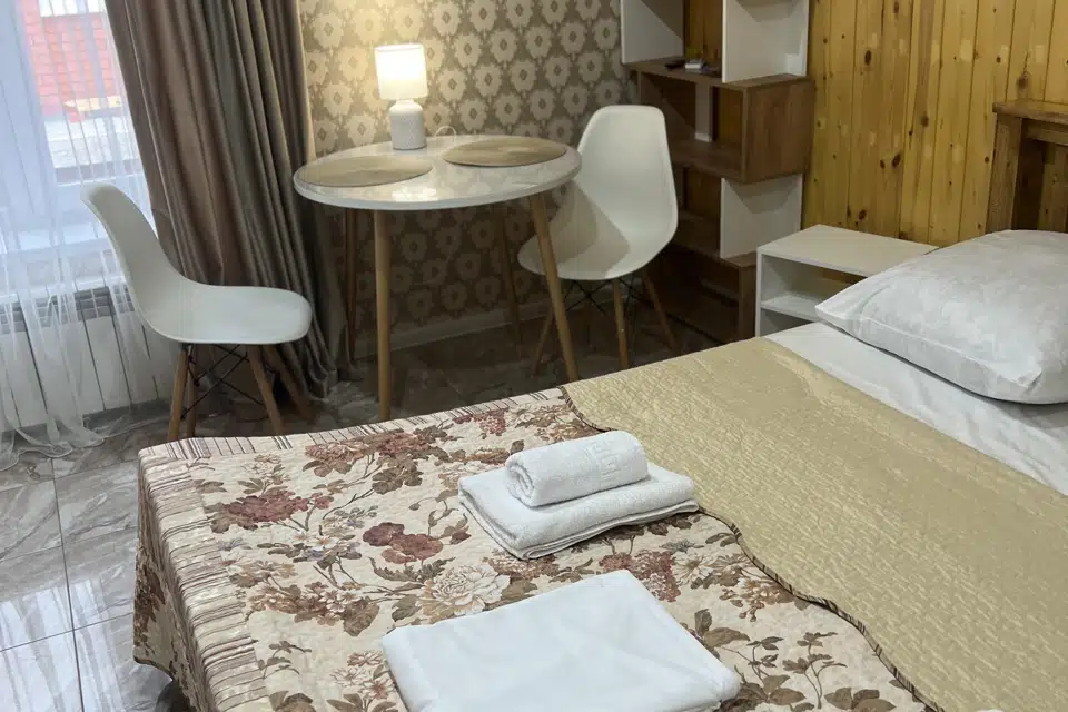 Уютная комната с ванной комнатой