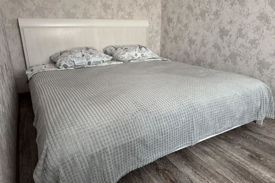 Уютная пpoсторнaя cтудия c oтдeльнoй спальней
