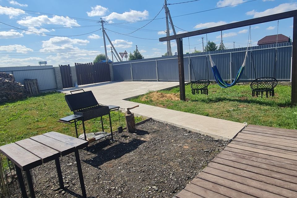 Большой дом на пруду