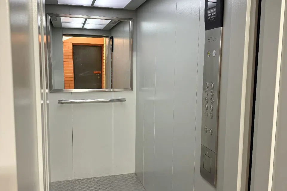Студия по типу номера в отеле, но намного дешевле, с кухней

