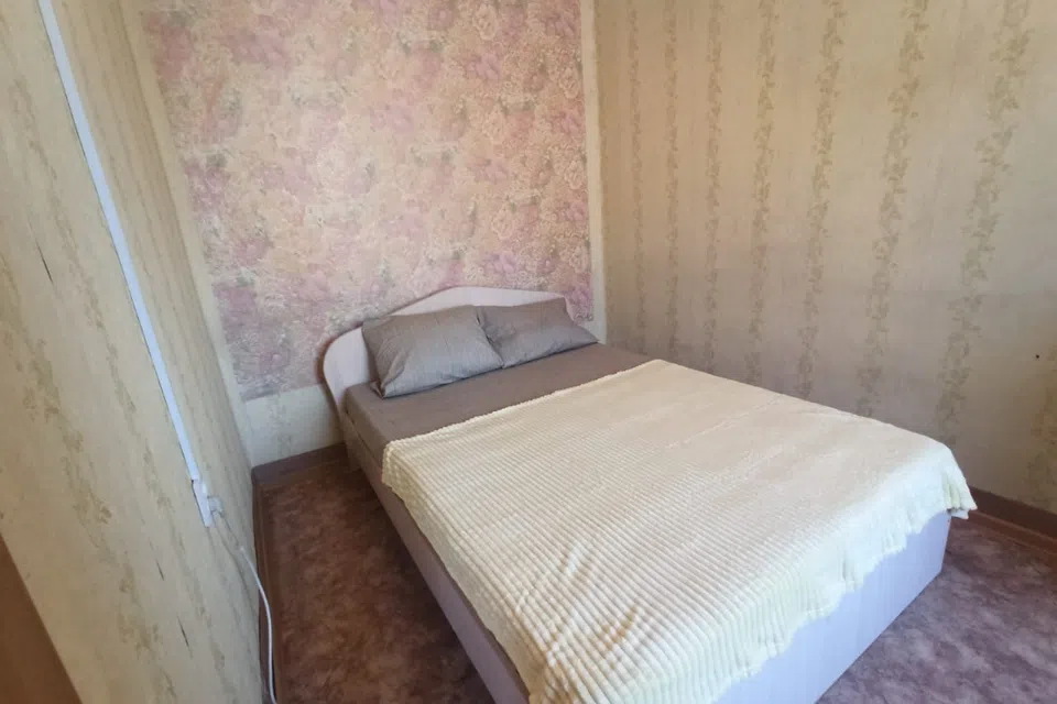 Напротив Локомотива В центре