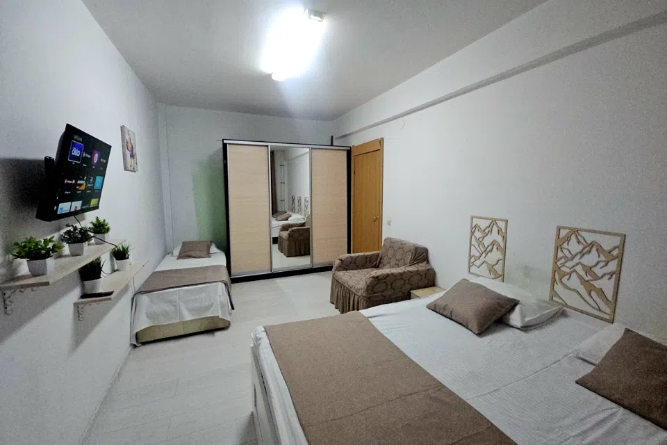 Спальня, кухня,  4эт.балкон,вид на горы-Golden Holiday апарт