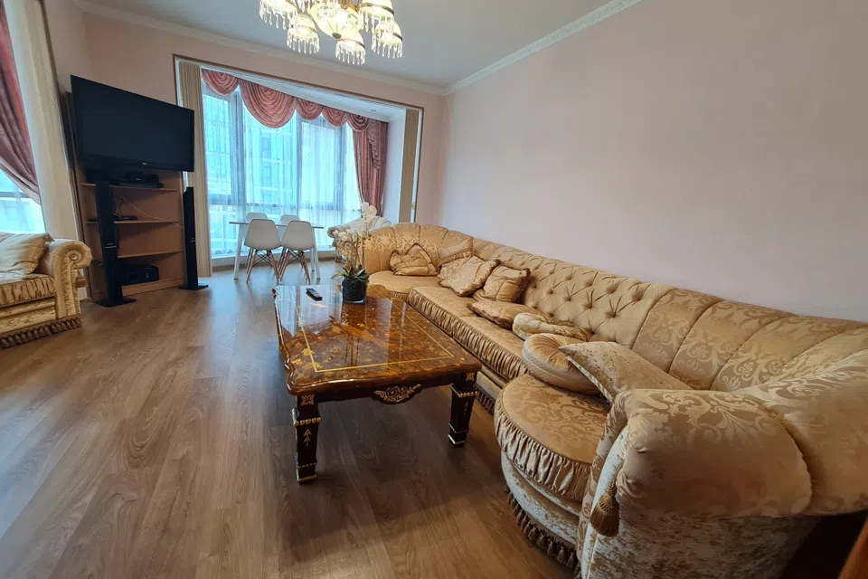 Просторная квартира с панорамными окнами, у моря
