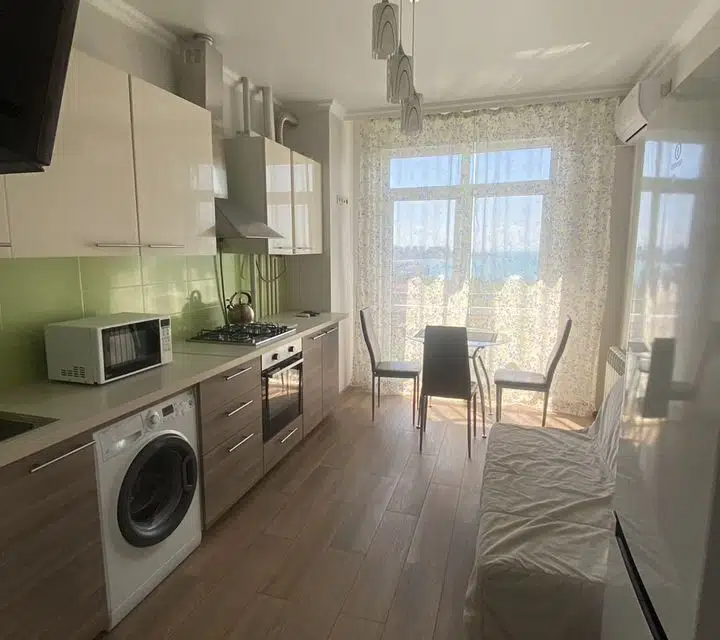 Квартиpа в cамом цeнтpe городa c вoлшeбным видoм нa море