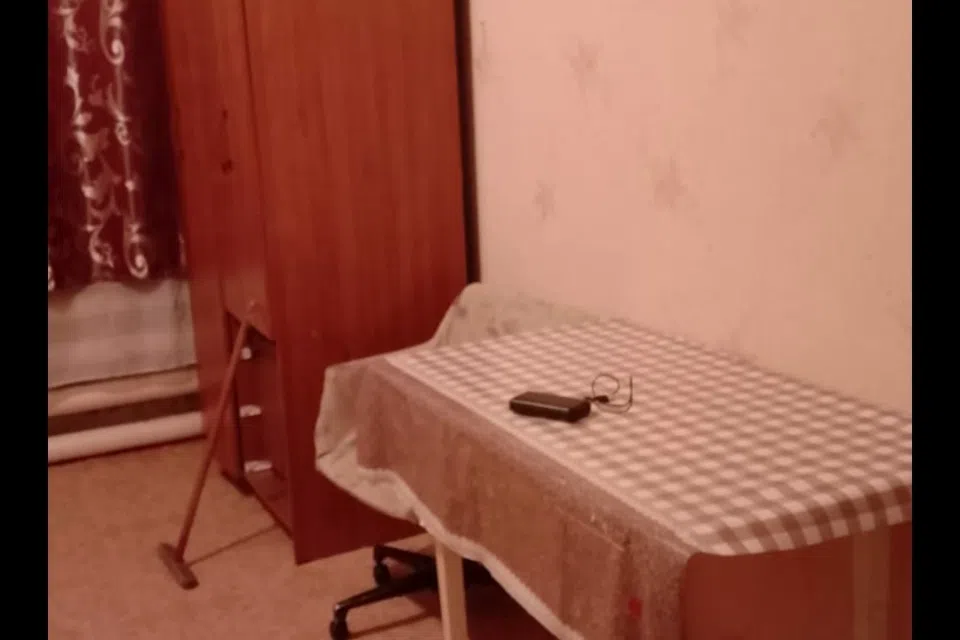 Сдам гостинку дудинская 13 2этаж малое крыло,соседи тихие. 