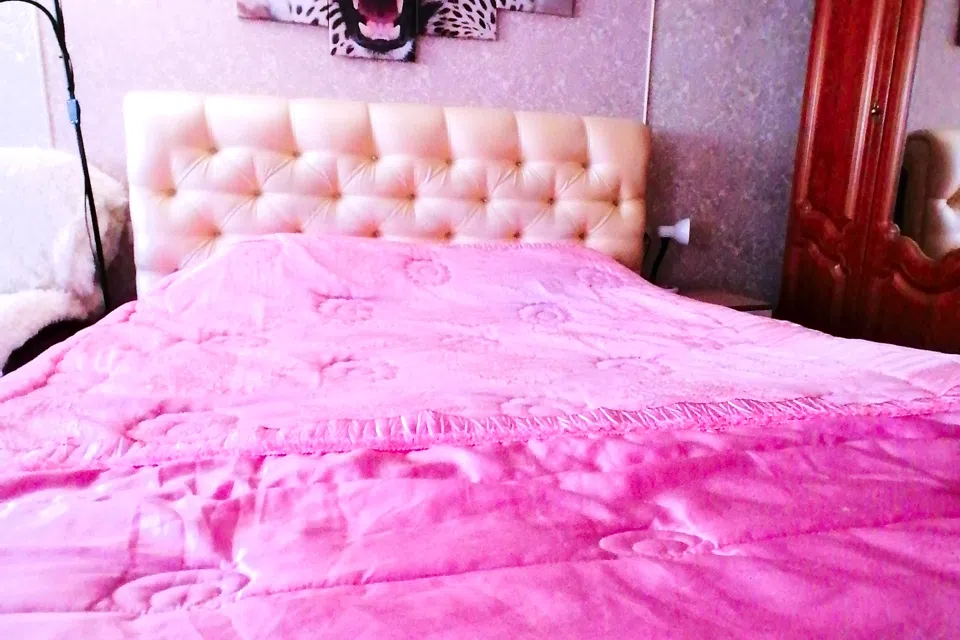 С балконом. Видно горы.