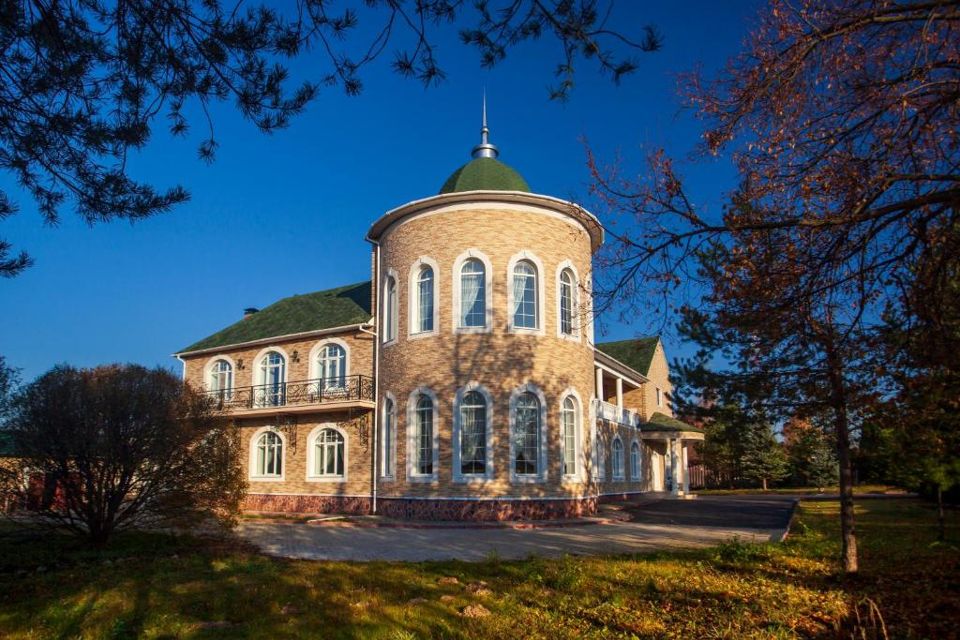 Загородная вилла со своим бассейном, баней и 9 спальнями