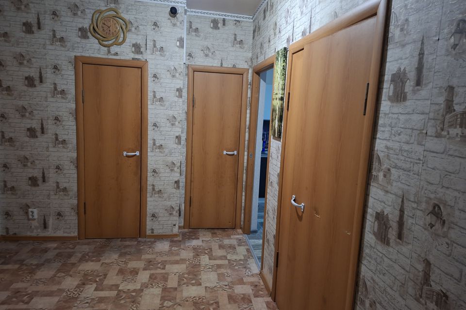 Комната в трёхкомнатной квартире.