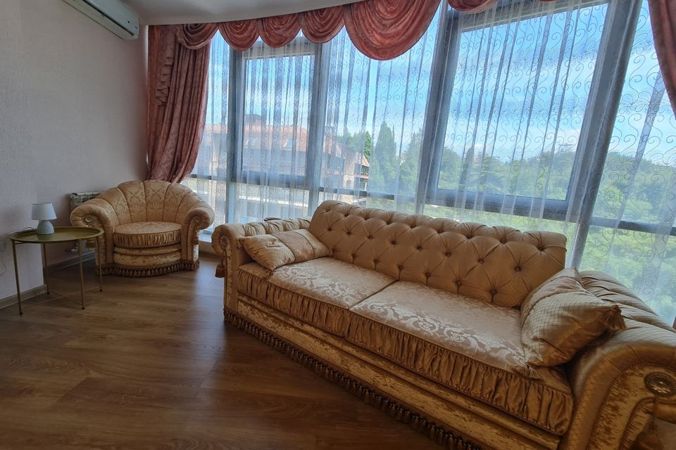 Просторная квартира с панорамными окнами, у моря