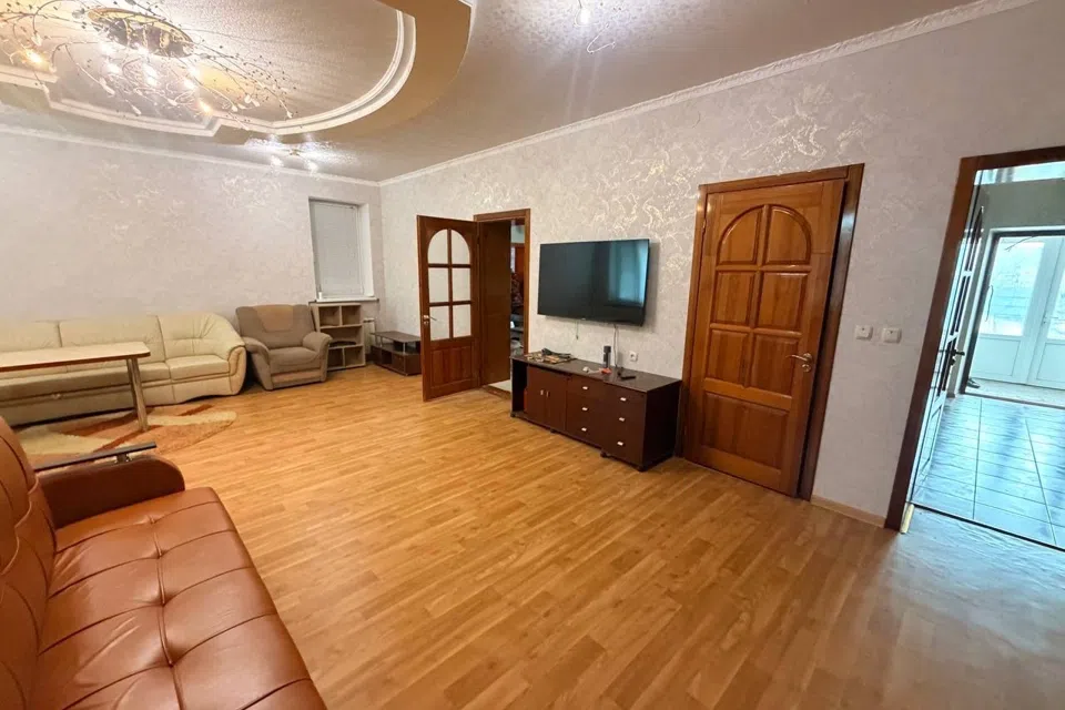 Сдаётся 3-этажный дом, 400 м²