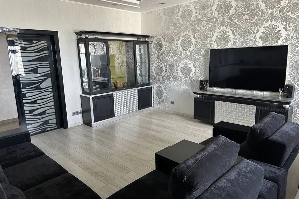 Сдаётся 4-комнатная квартира, 160 м²