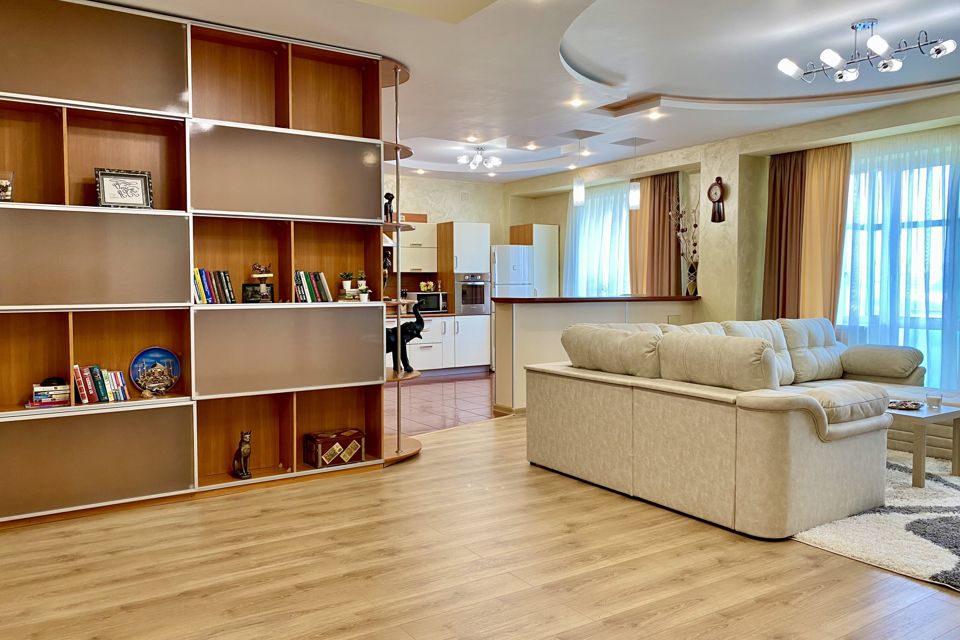 Сдаётся 4-комнатная квартира, 140.7 м²