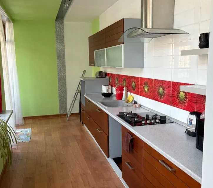 Сдаётся 3-этажный дом, 550 м²