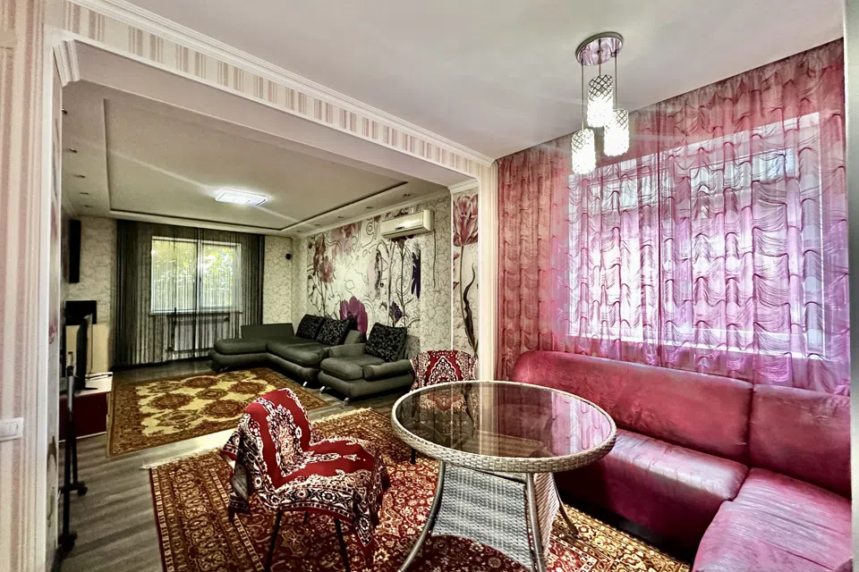 Сдаётся 2-этажный дом, 200 м²