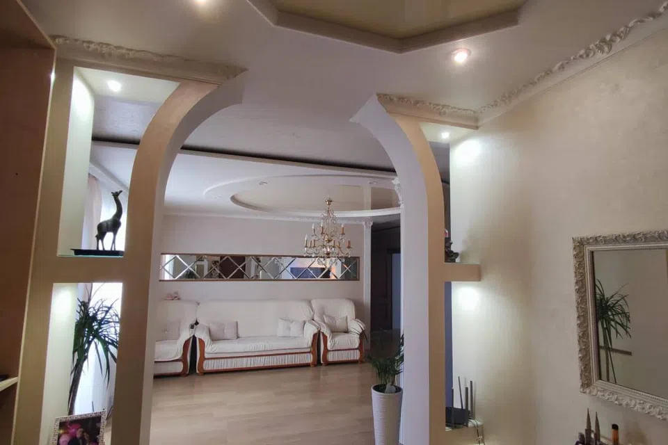 Сдаётся 4-комнатная квартира, 1000 м²