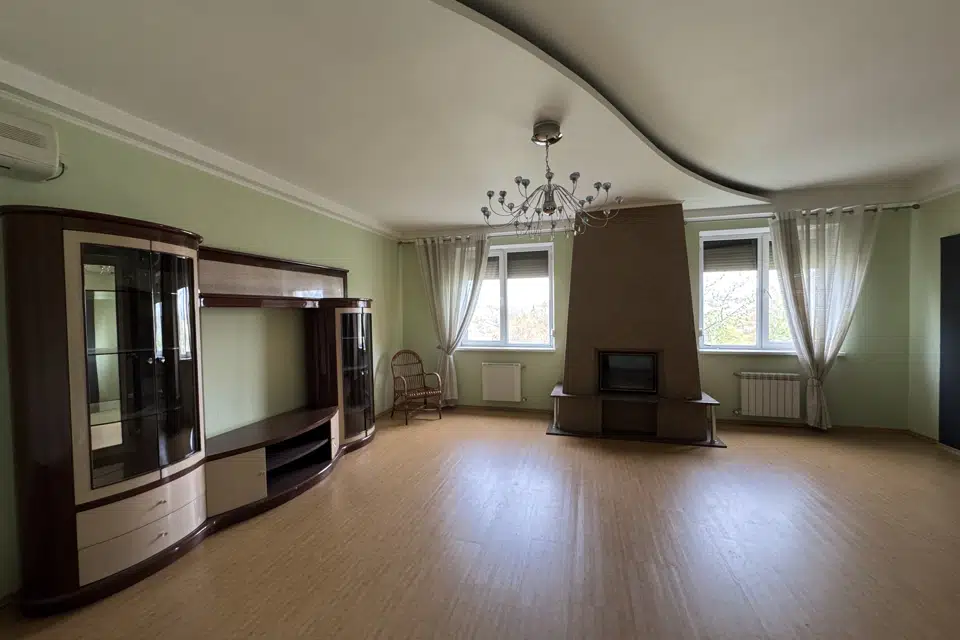 Сдаётся 2-этажный дом, 200 м²