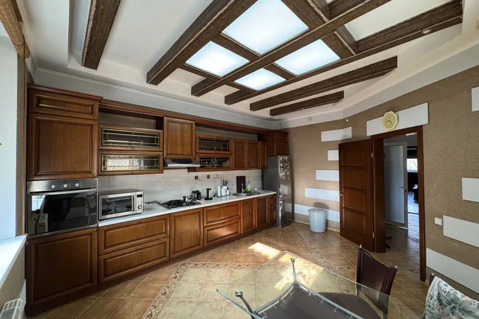 Сдаётся 2-этажный дом, 200 м²