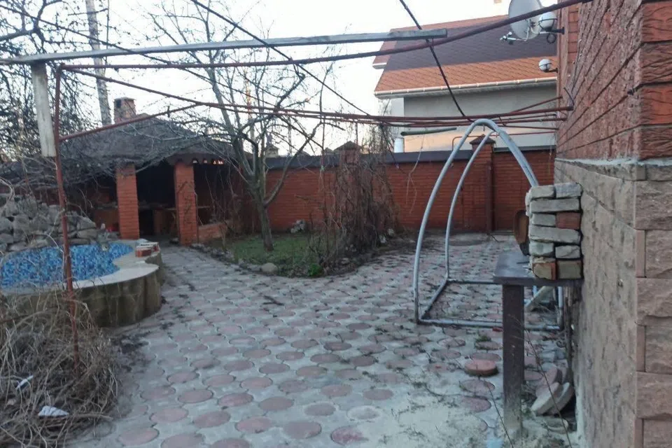 Сдаётся 2-этажный дом, 200 м²