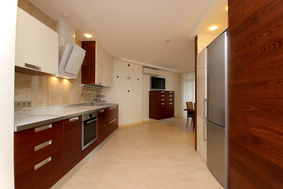 Сдаётся 4-комнатная квартира, 178 м²