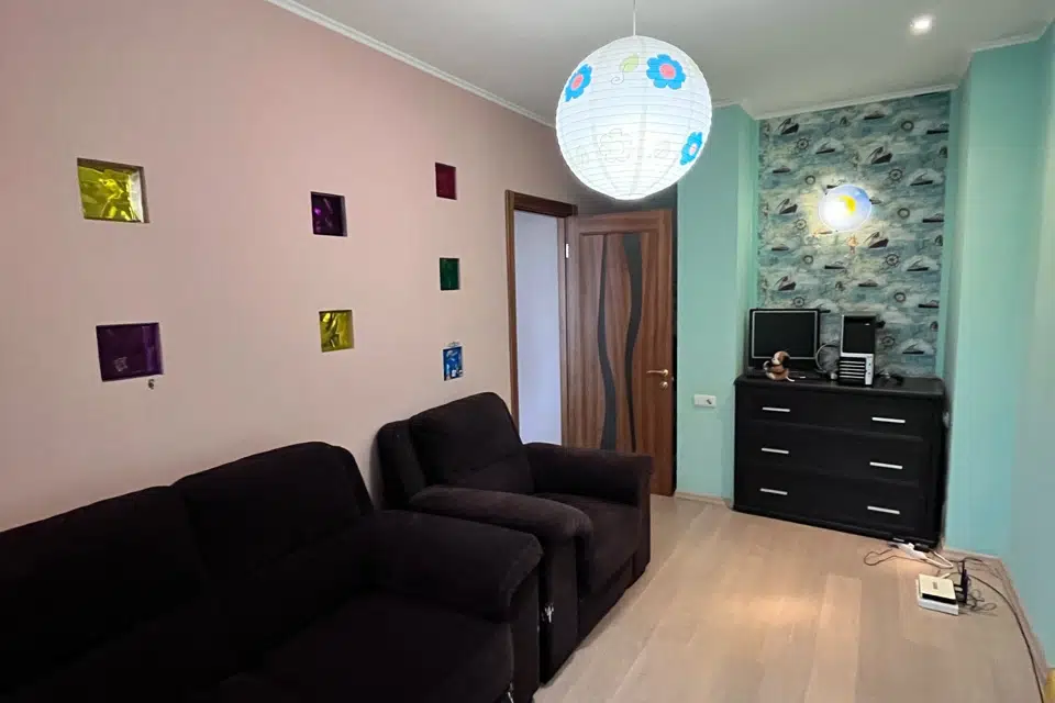 Сдаётся 2-этажный дом, 200 м²