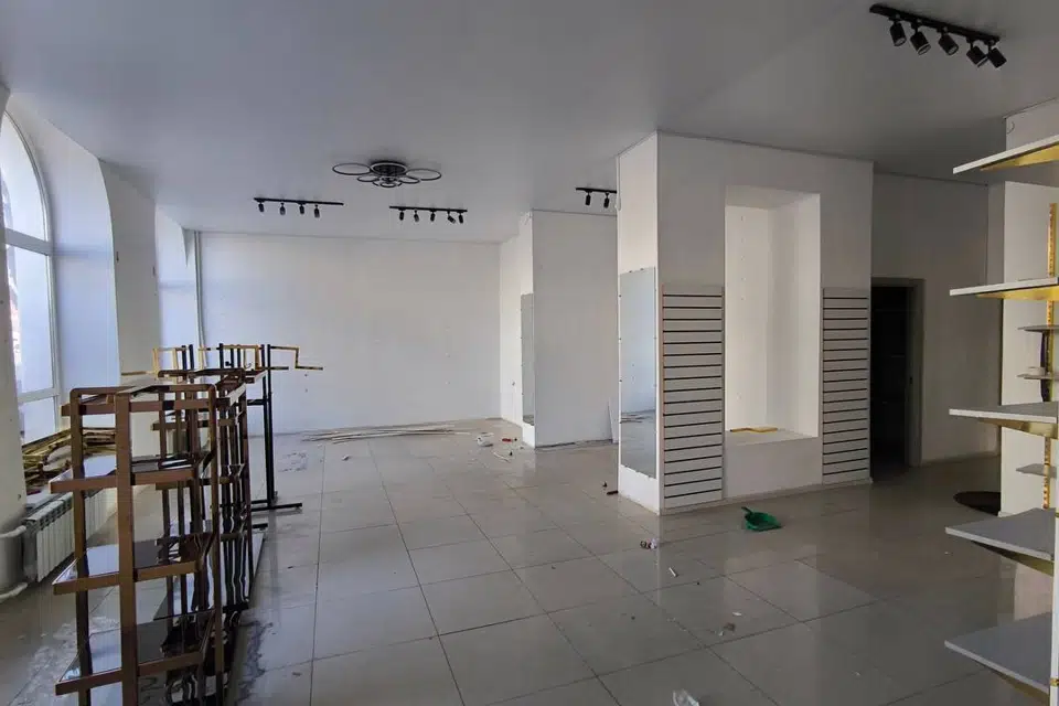 Сдаётся торговое помещение, 125.6 м²