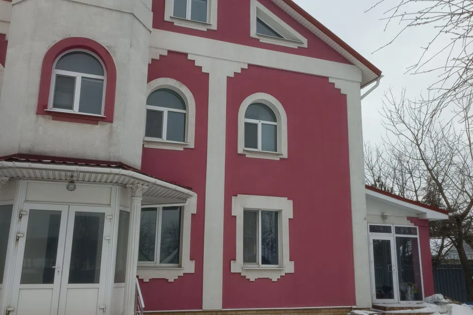 Сдаётся 3-этажный дом, 220 м²