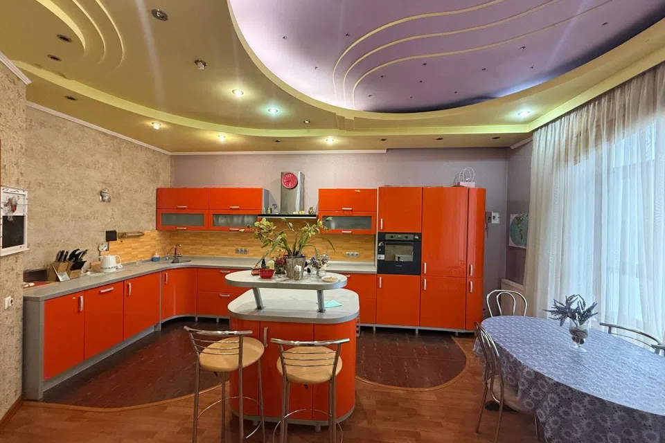 Сдаётся 2-этажный дом, 200 м²
