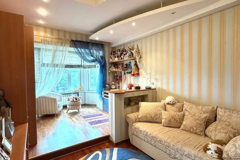 Сдаётся 4-комнатная квартира, 230 м²