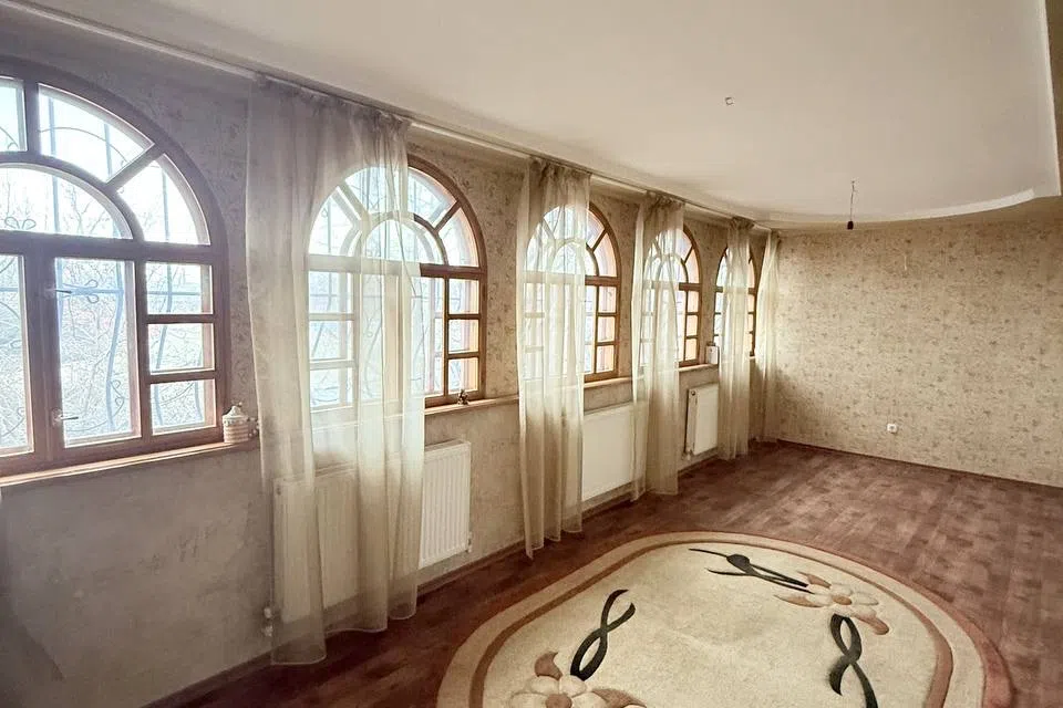 Сдаётся 2-этажный дом, 200 м²
