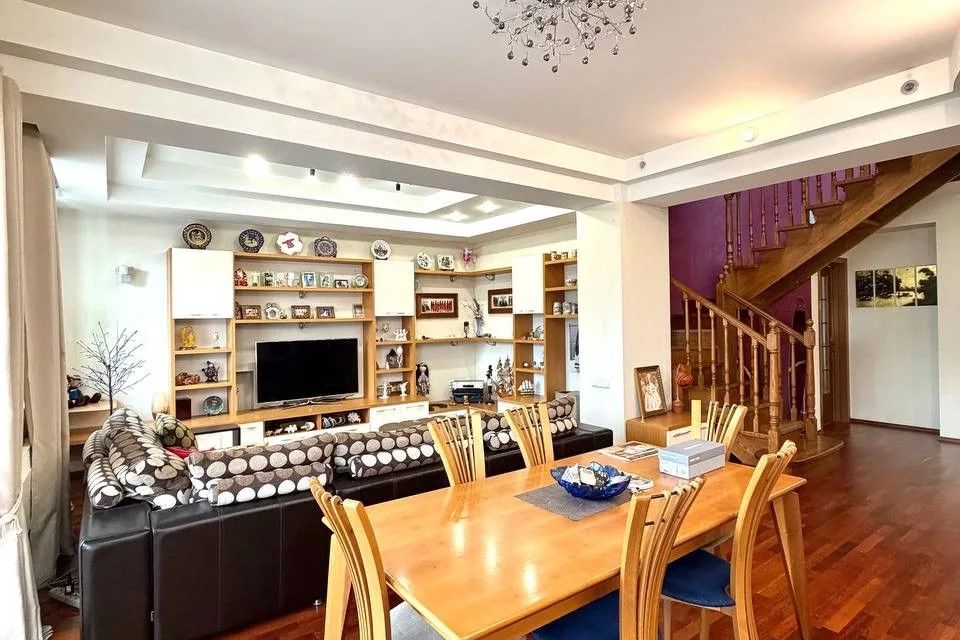 Сдаётся 4-комнатная квартира, 230 м²