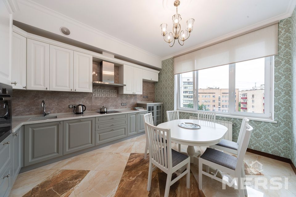 Сдаётся 3-комнатная квартира, 140 м²