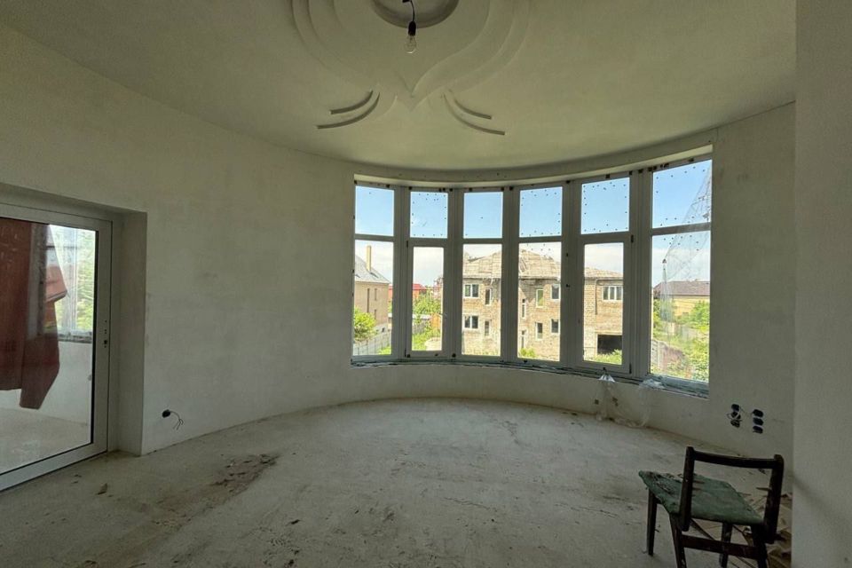 Сдаётся 3-этажный дом, 900 м²