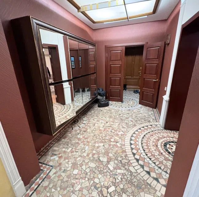 Сдаётся 3-этажный дом, 550 м²