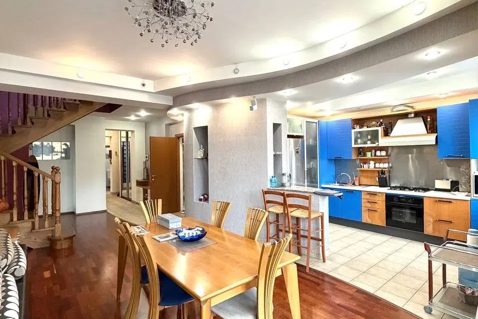 Сдаётся 4-комнатная квартира, 230 м²
