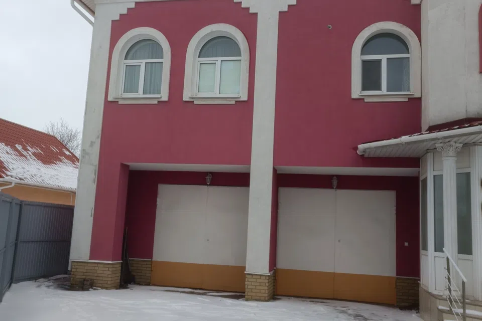 Сдаётся 3-этажный дом, 220 м²