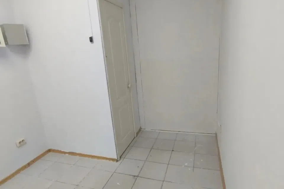 Сдаётся торговое помещение, 18 м²