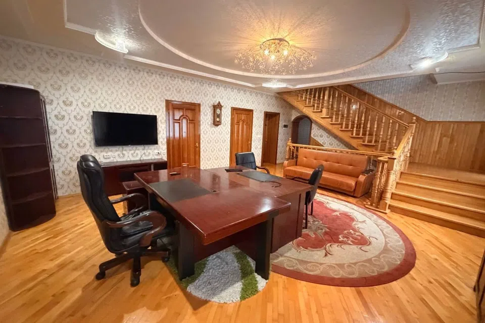 Сдаётся 3-этажный дом, 400 м²