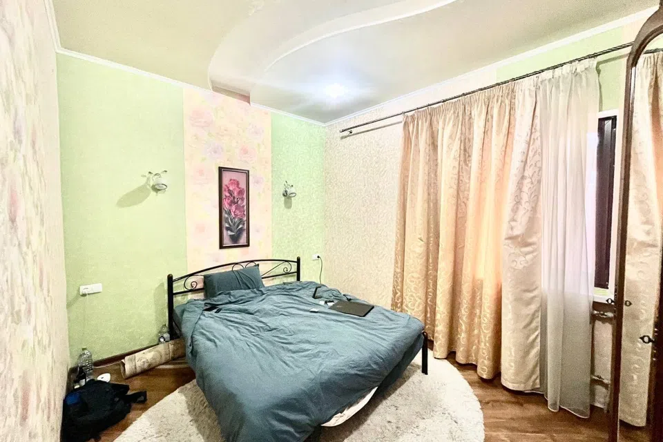 Сдаётся 2-этажный дом, 250 м²