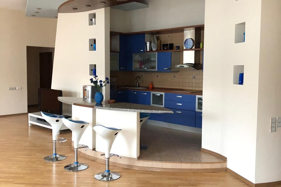 Сдаётся 4-комнатная квартира, 180 м²