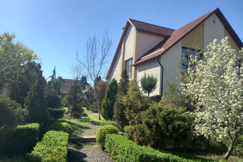 Сдаётся 2-этажный дом, 220 м²