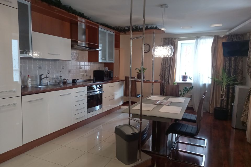 Сдаётся 4-комнатная квартира, 155 м²