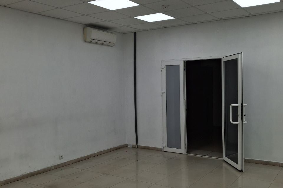 Сдаётся торговое помещение, 100 м²