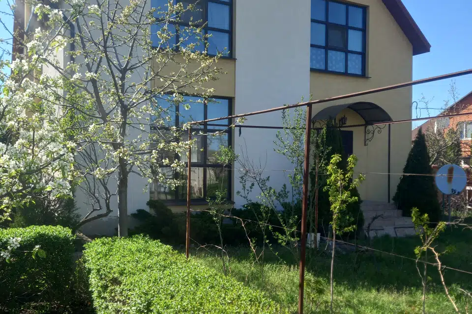 Сдаётся 2-этажный дом, 220 м²