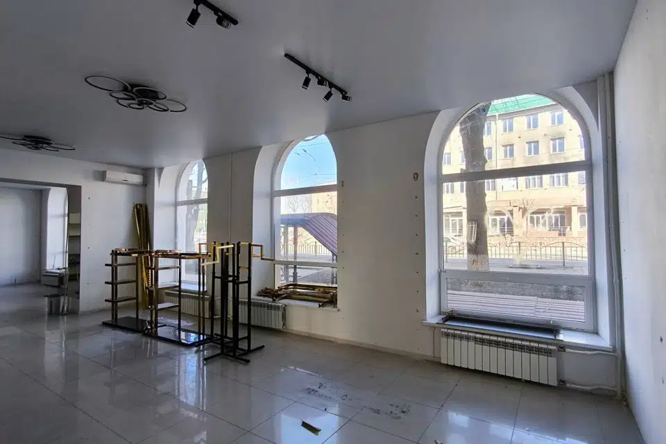 Сдаётся торговое помещение, 125.6 м²
