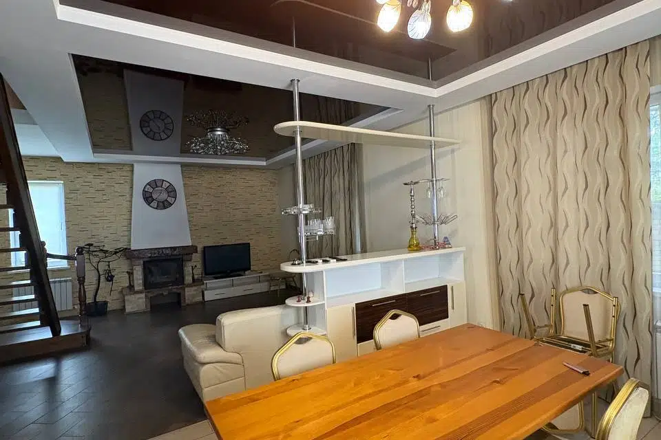 Сдаётся 2-этажный дом, 172 м²