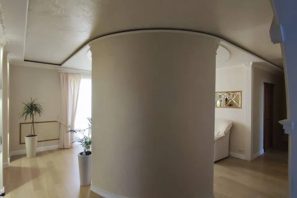 Сдаётся 4-комнатная квартира, 1000 м²