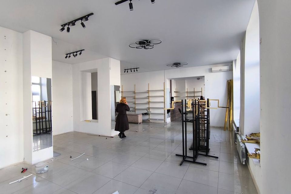 Сдаётся торговое помещение, 125.6 м²