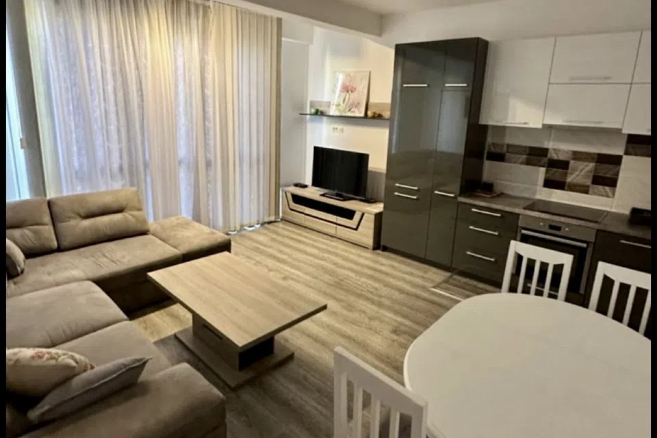 Сдаётся 2-этажный дом, 250 м²